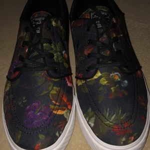 Size 13 Nike shoes NEVER WORN